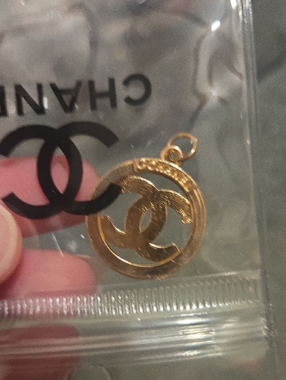 🧁CHANEL Gold and Crystal Interlocking CC Round Pendant Authentic! - Picture 2 of 3